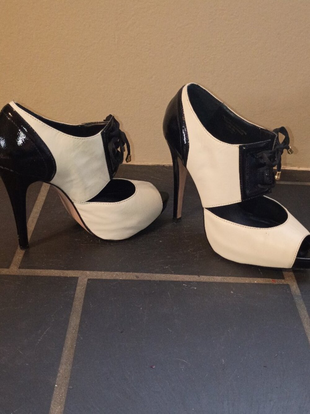 COLIN STUART BLACK & WHITE PLATFORM HEELS-PEEP TOE | SIZE 7